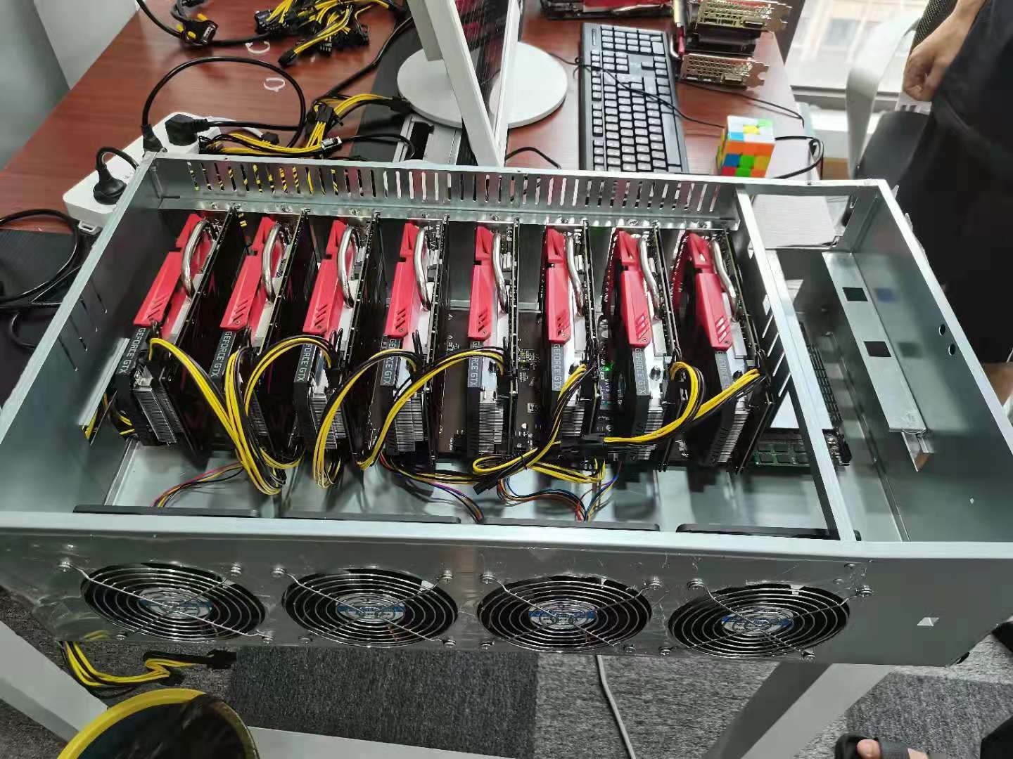 一线品牌显卡，全新未拆封，静音机箱